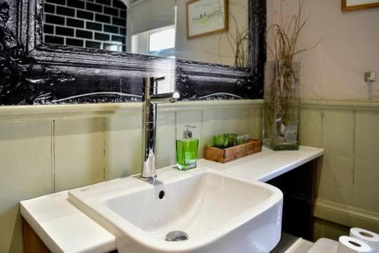 Quirky 4 Bedroom Apartment With Terrace Cardiff Exterior foto